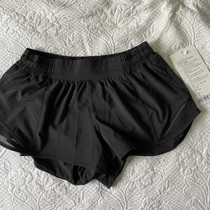 BNWT 2.5” lululemon athletic shorts
